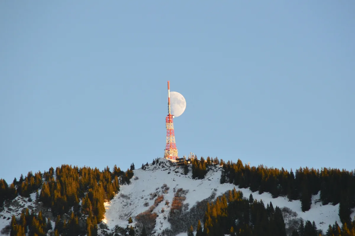 Der Grünten mit seinem Sendemast, dahinter der Mond